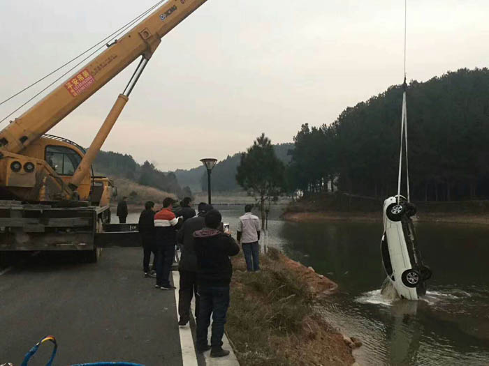 水下打撈汽車