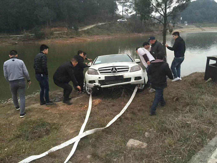 水下打撈汽車